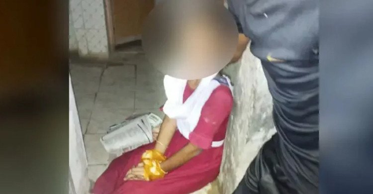 খুলনায় স্কুল ছুটির পাঁচ ঘণ্টা পর বাথরুম থেকে হাত-পা-মুখ বাঁধা ছাত্রী উদ্ধার